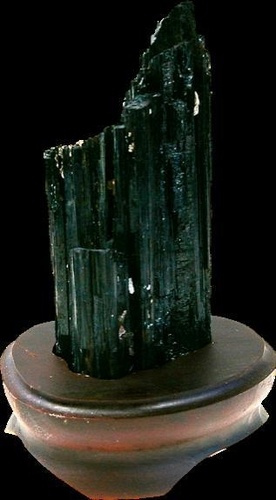 Emprunter TOURMALINE NOIRE BRESIL SUR SOCLE EN BOIS - 400/600 GR. livre