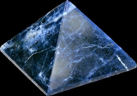 Emprunter PYRAMIDE SODALITE BRESIL - QUALITE EXTRA - 5 CM livre