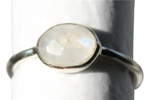 Emprunter BAGUE JONC ARGENT AVEC PIERRE FACETTEE SERTIE PIERRE DE LUNE - T57 livre