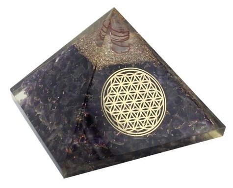 Emprunter PYRAMIDE ORGONITE AMETHYSTE AVEC SYMBOLE FLEUR DE VIE METAL DORE livre