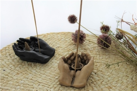 Emprunter Porte-encens mains jointes en résine livre