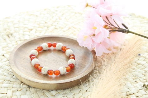 Emprunter BRACELET CORNALINE PERLES RONDES 8 MM ET PERLES BOIS 1 CM livre