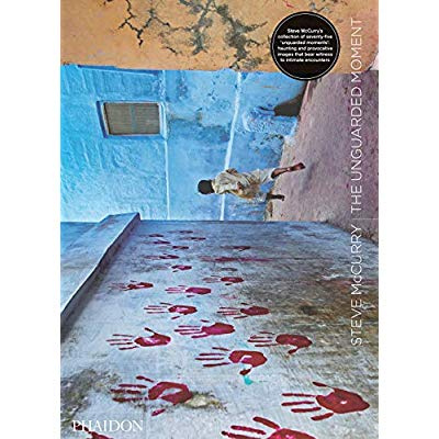 Emprunter THE UNGUARDED MOMENT livre