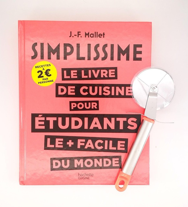 Emprunter Le livre de cuisine pour étudiants le plus facile du monde. Avec une roulette à pizza en cadeau livre