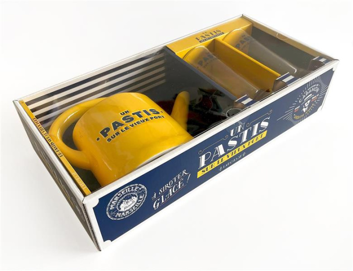 Emprunter Un pastis sur le Vieux Port. Coffret avec 1 arrosoir à pastis, 2 verres et 1 livre avec 20 recettes livre