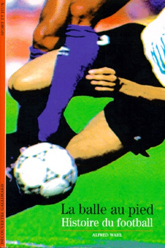 Emprunter La balle au pied. Histoire du football livre