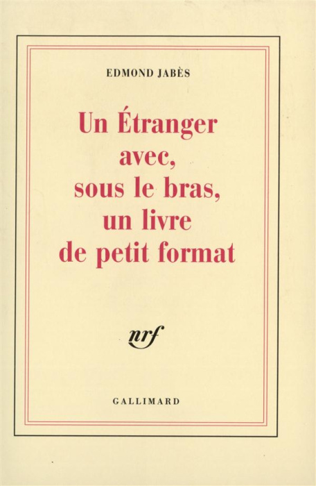Emprunter Un Étranger avec, sous le bras, un livre de petit format livre