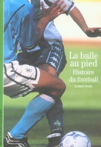 Emprunter La balle au pied. Histoire du football livre