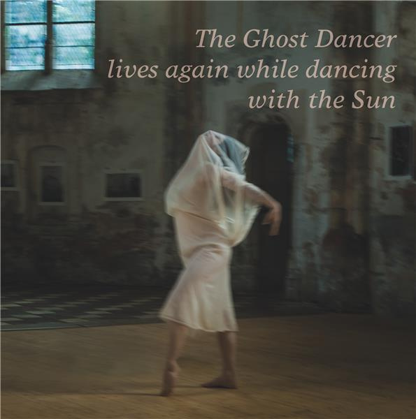 Emprunter The Ghost Dancer lives again while dancing with the Sun. D'ombre et de lumière livre