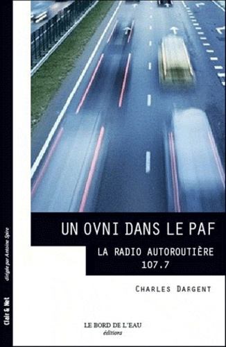 Emprunter Un ovni dans le Paf : la radio autoroutière 107.7 livre
