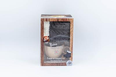 Emprunter Bien dans mes chaussettes. Une invitation au cocooning et aux bonheurs simples. Avec 1 mug gravé et livre