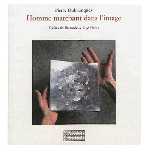 Emprunter Homme marchant dans l'image livre