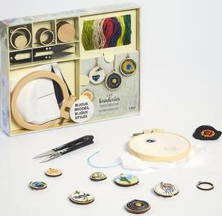 Emprunter Coffret L'atelier miniature les broderies bijoux. Le livre Les broderies miniatures avec 1 tambour, livre