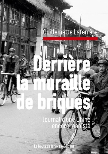 Emprunter Derrière la muraille de briques. Journal d'une Chine encore maoïste livre
