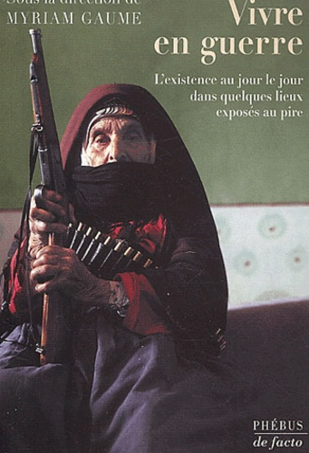 Emprunter Vivre en guerre. L'existence au jour le jour dans quelques lieux exposés au pire livre