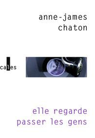 Elle regarde passer les gens