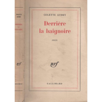 Derrière la baignoire