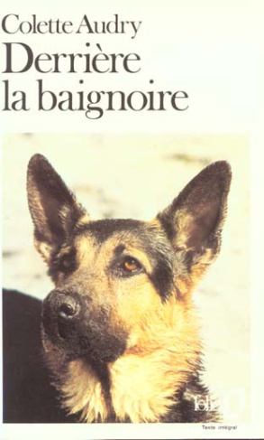 Derrière la baignoire