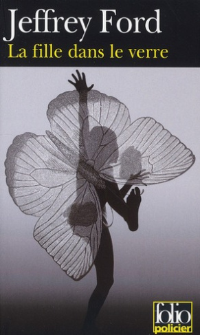 La fille dans le verre