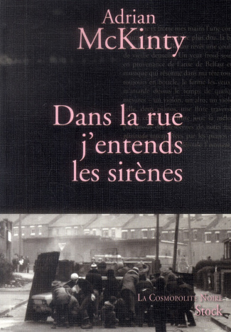 Dans la rue j'entends les sirènes