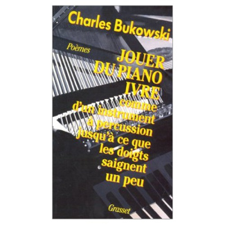 Jouer du piano ivre comme d'un instrument à percussion jusqu'à ce que les doigts saignent un peu. Po