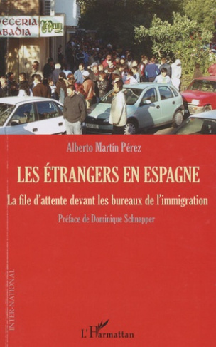 Les étrangers en Espagne. La file d'attente devant les bureux de l'immigration