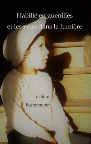 Habillé en guenilles et les yeux dans la lumière