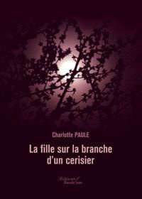 La fille sur la branche d'un cerisier