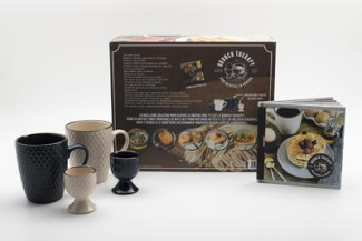 Coffret brunch therapy pour un réveil en douceur. AVec 2 coquetiers, 2 mugs