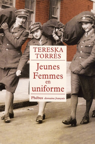 Jeunes femmes en uniforme