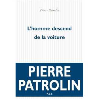 L'homme descend de la voiture