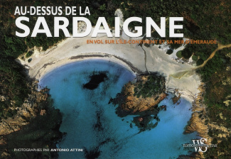 Au-dessus de la Sardaigne. En vol sur l'île-continent et sa mer d'émeraude