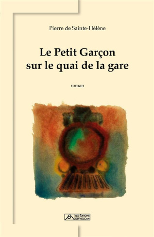 Le petit garçon sur le quai de la gare