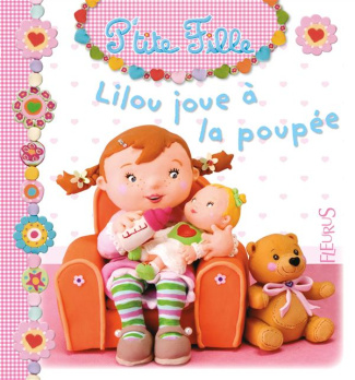 Lilou joue à la poupée