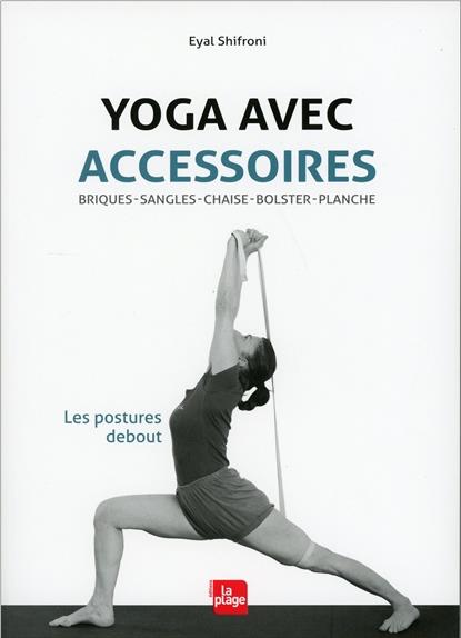 Yoga avec accessoires. Les postures debout. Briques, sangles, chaise, bolster, planche